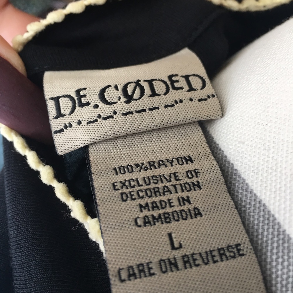 👸🏻Decided button up Ruffle top.🧚🏻‍♀️💅🏼👛💕💕 - Picture 7 of 7